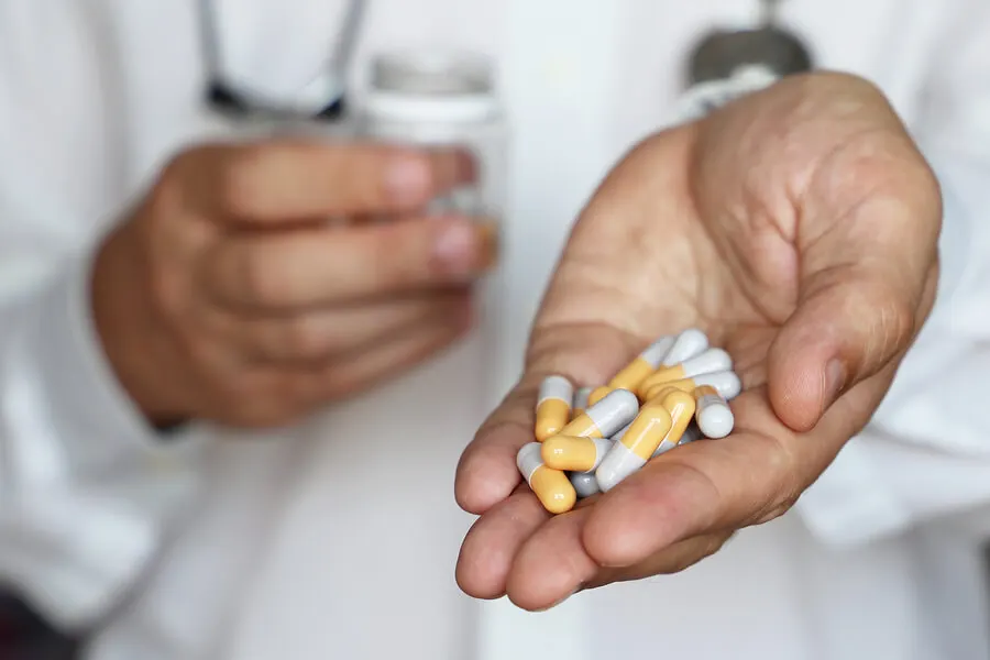 Antibiotiques pour l'otite moyenne séreuse.