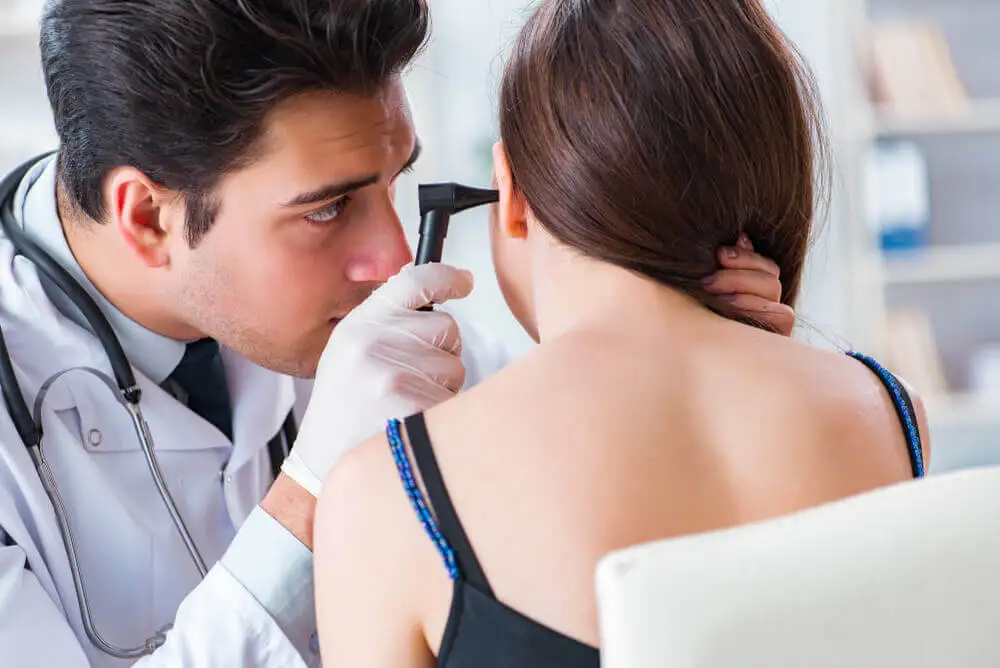Médico haciendo diagnóstico de tinnitus