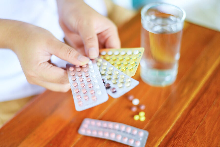 Mujer con pastillas anticonceptivas