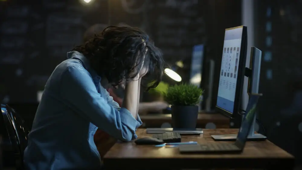 Mujer busca información médica en internet.