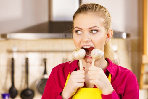 ¿Cómo eliminar el mal aliento mediante la alimentación?