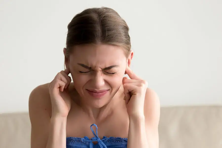 Mujer con tinnitus