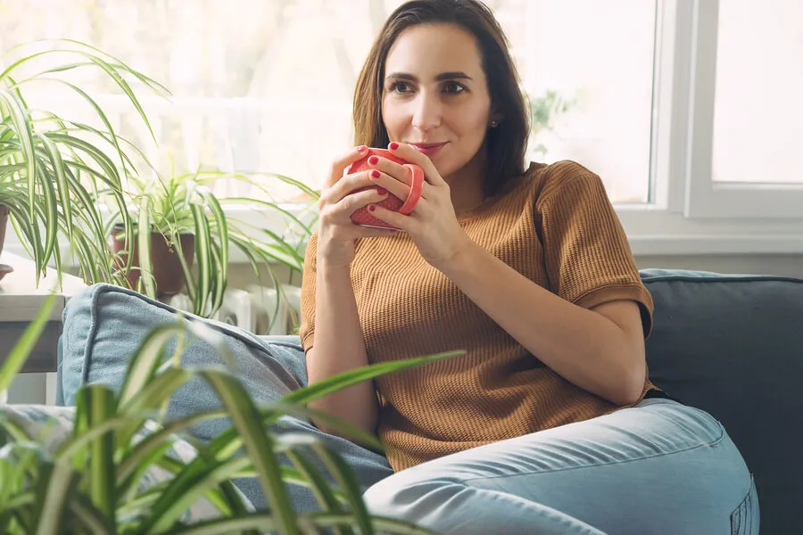 Mujer relajada tomando café