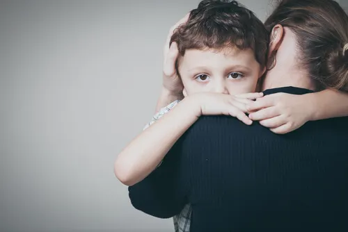 Niño en papel de víctima
