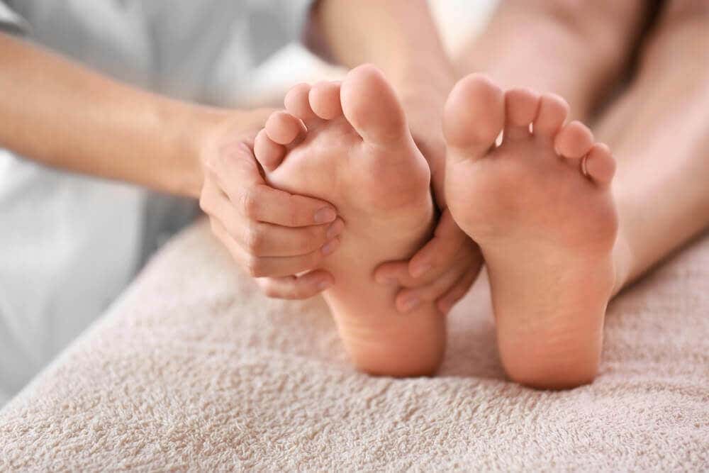 Cómo tratar las uñas negras de los pies