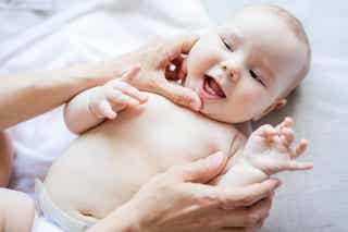 Síntomas y manifestaciones de los primeros dientes del bebé