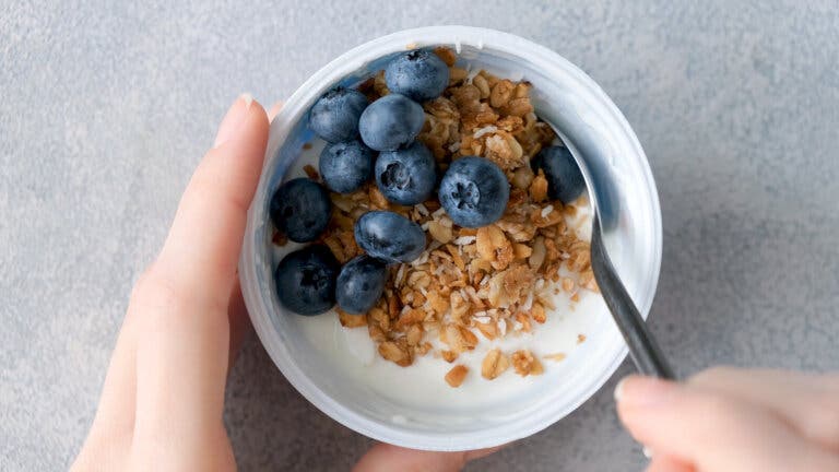 ¿Es bueno cenar solo fruta o yogur?