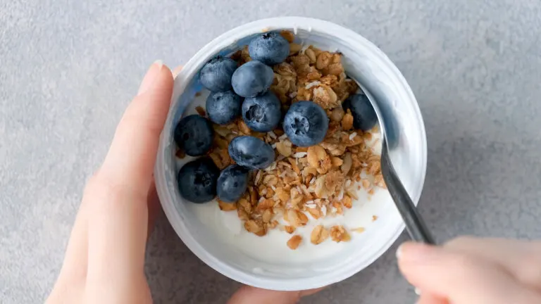 ¿Es bueno cenar solo fruta o yogur?