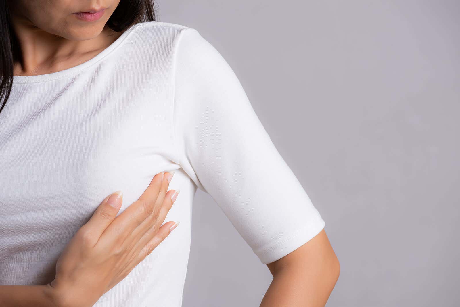 5 causas del dolor debajo del pecho