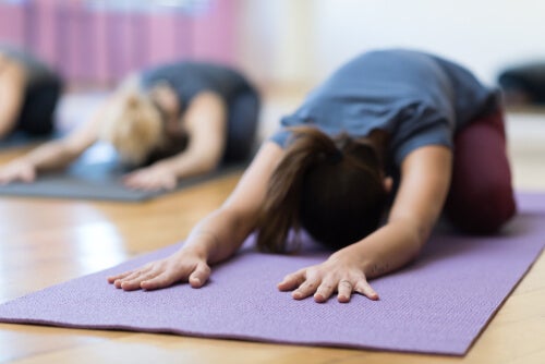 Mujeres haciendo yoga