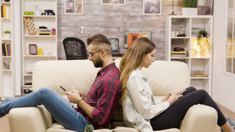 Siento distante a mi pareja: ¿qué hago?