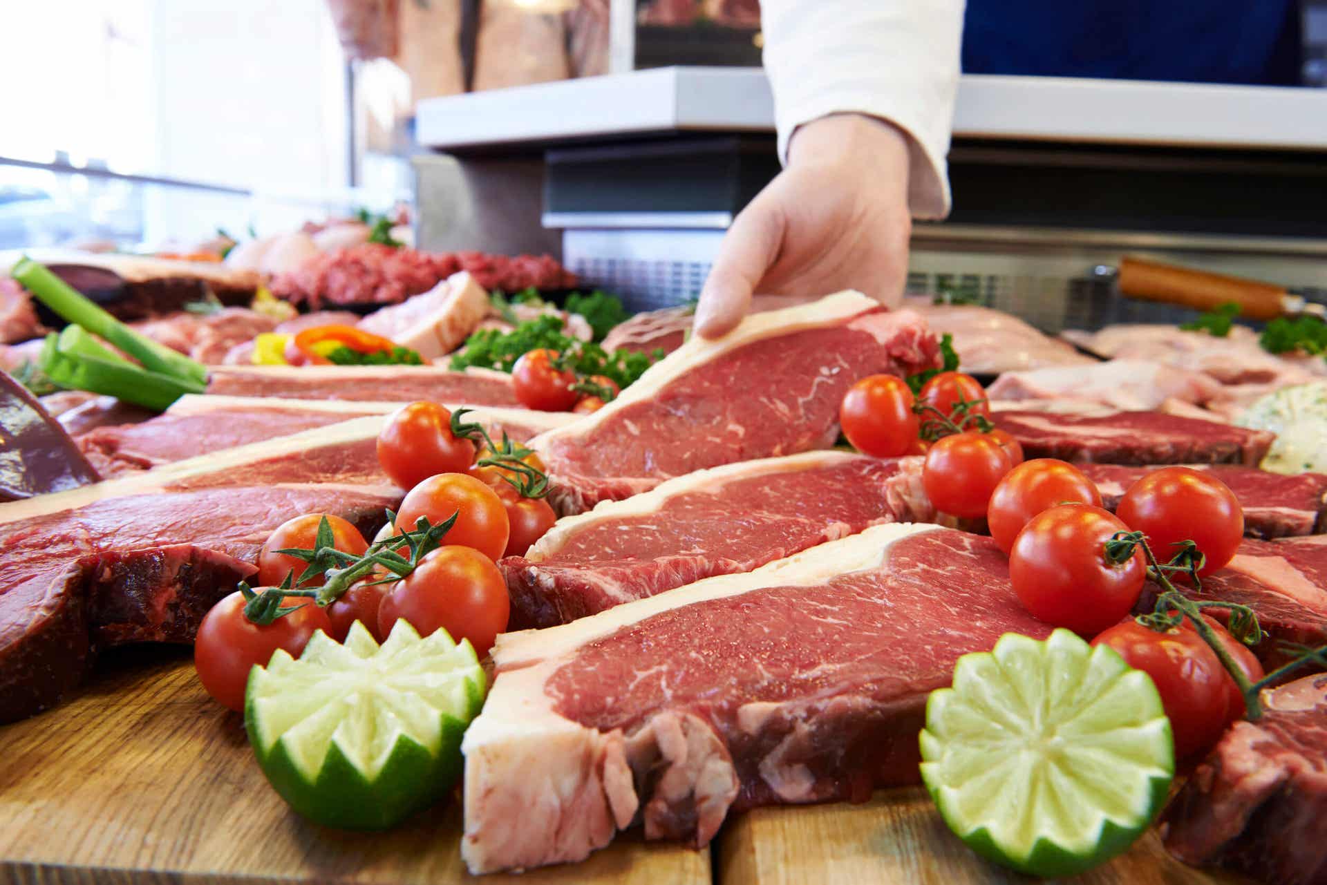Vlees in een slagerij