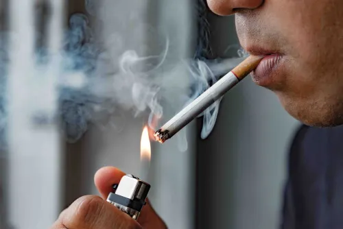 fumar un cigarrillo