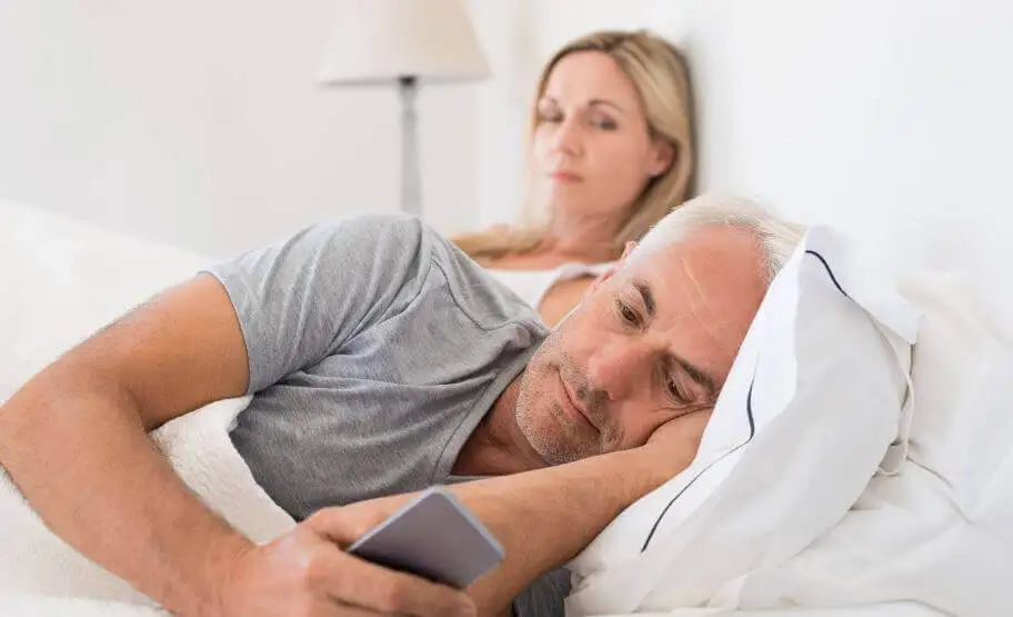 Hombre mirando su móvil