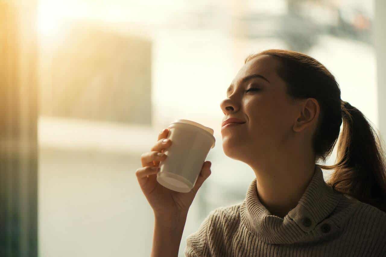 Mujer apreciando el aroma del café.