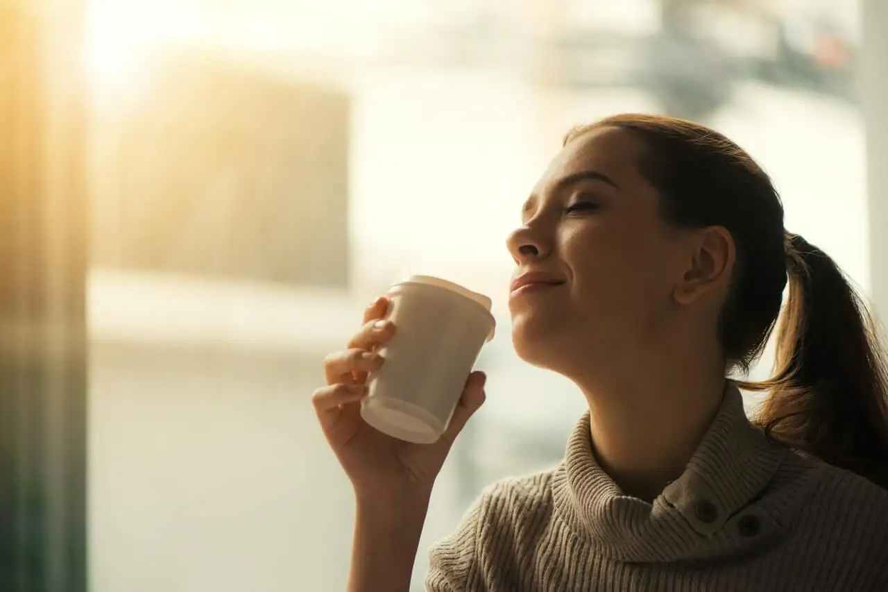 Mujer toma café para activar el cerebro.