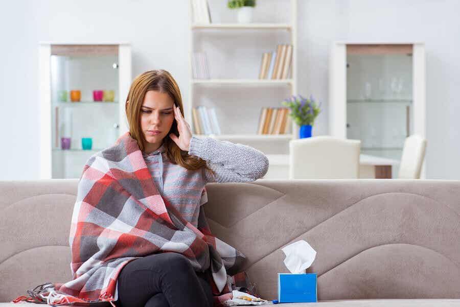 Mujer con síntomas de gripe
