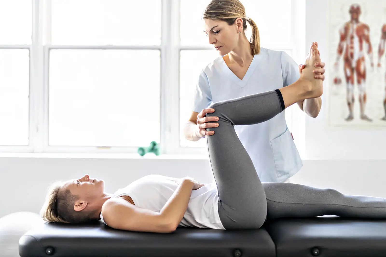 Mujer en el fisioterapeuta para aliviarse la radiculopatía.