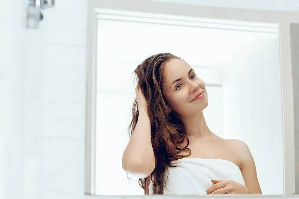Mujer con la mano en el cabello