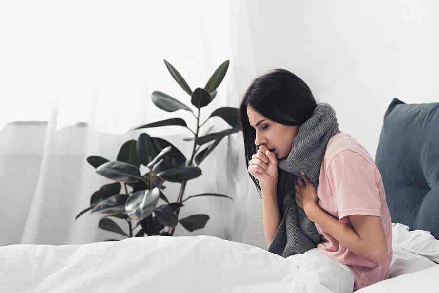 Mujer con gripe en la cama
