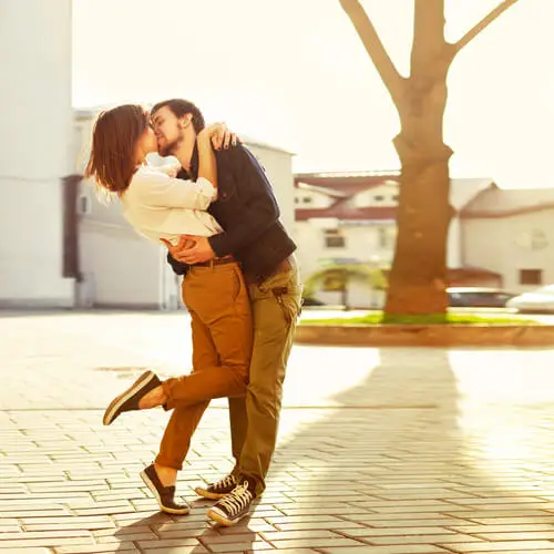 beso de pareja