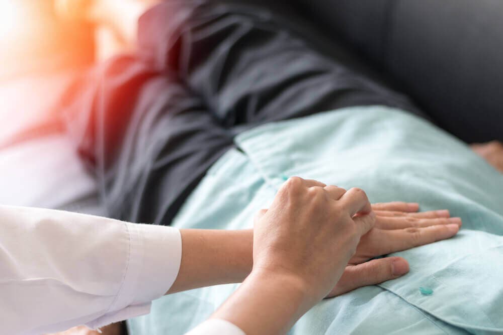 Proctólogo revisa paciente con cáncer.