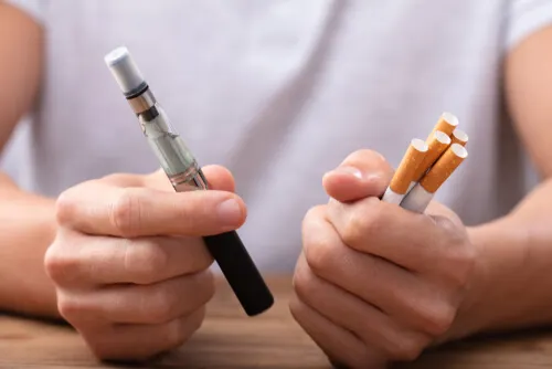 Hombre con cigarrillos