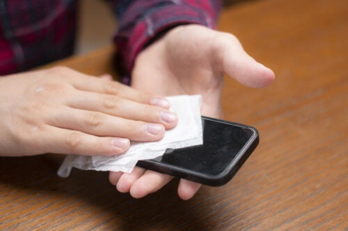 Cómo limpiar el móvil de forma correcta