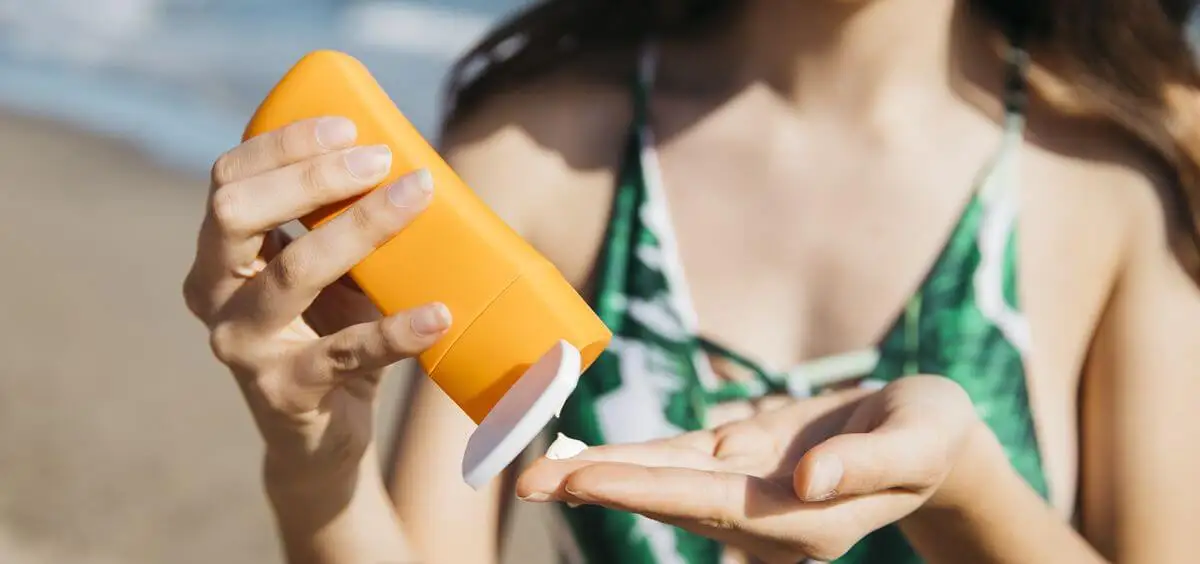 Używanie kremu do opalania.