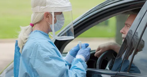 test de coronavirus con equipo de protección