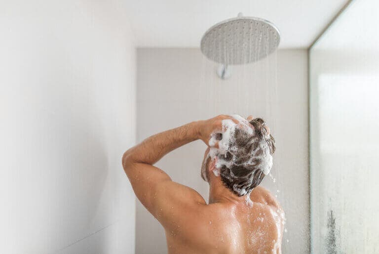 Ducharse con agua muy caliente puede ser peligroso para la salud