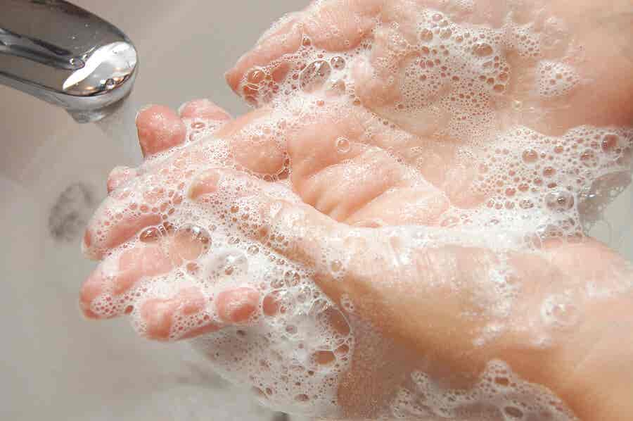 Los desinfectantes son una opción ante la falta de jabón y agua