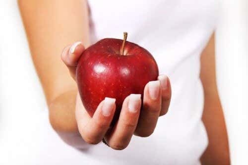 Kvinde holder æble i hånden