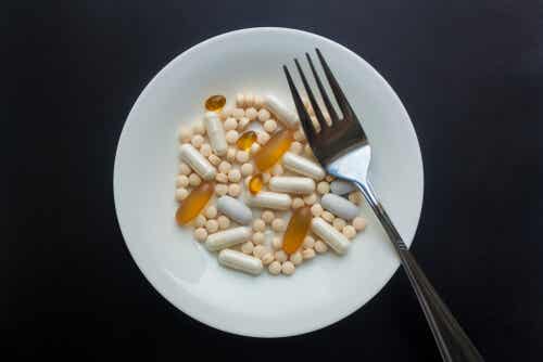 ¿Por qué unos medicamentos se toman antes que las comidas y otros después?