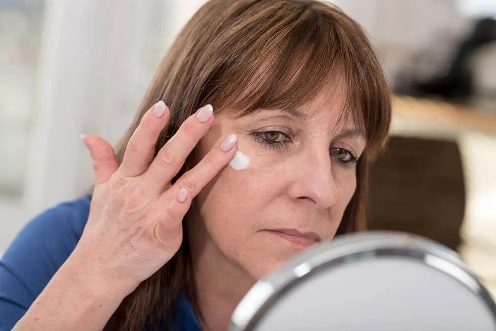 Mujer usando crema facial