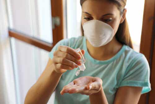 mujer desinfecta su casa en cuarentena