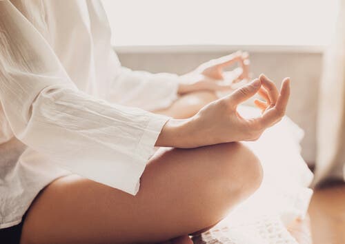 Mujer haciendo mindfulness