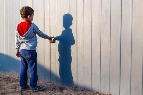 niño con autismo frente a una sombra