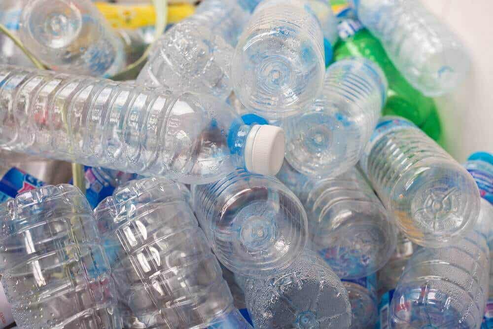 Botellas de plástico que contaminan el medio ambiente.