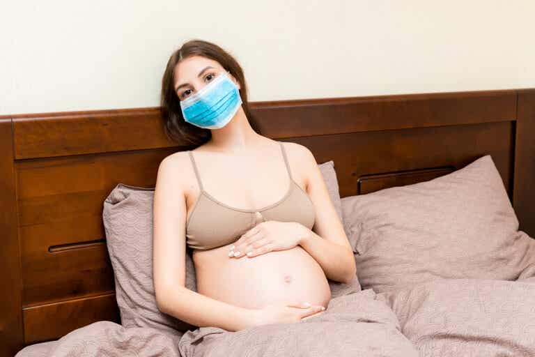 ¿Las mujeres embarazadas pueden transmitir el coronavirus a sus bebés?