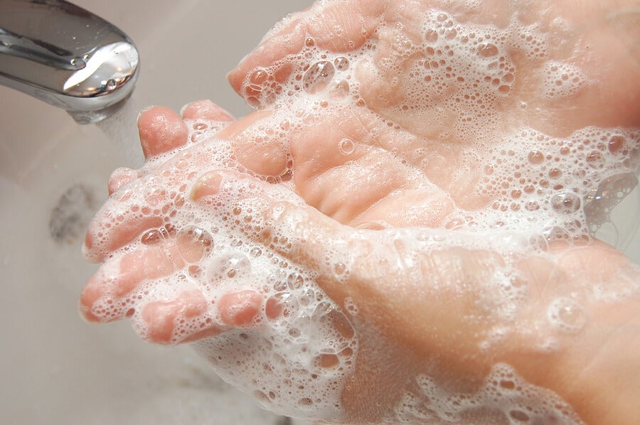 Acqua e sapone per rimuovere il silicone dalle mani.