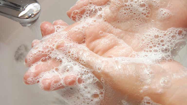 الصابون والماء لازالة السيليكون من اليدين.