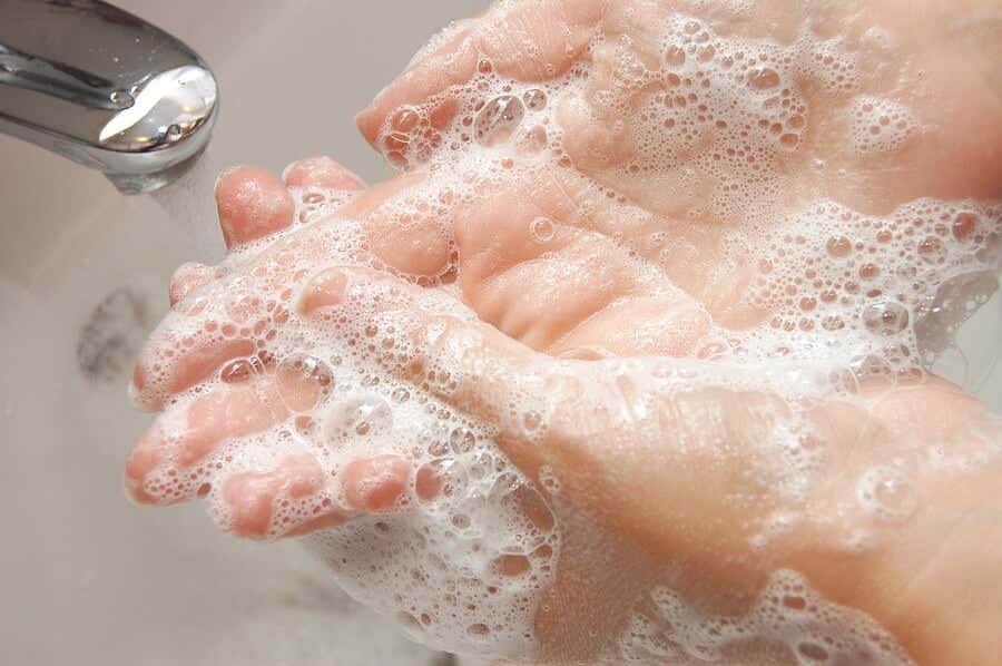 Миене на ръце.