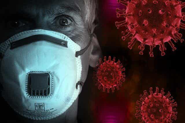 La piel de dos médicos chinos oscurece por coronavirus