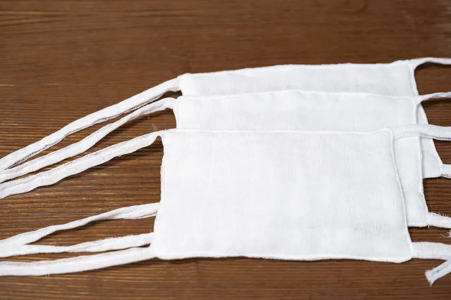 Mascarilla facial con una camiseta y sin costura