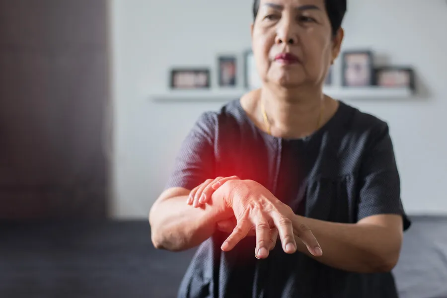 Mujer con enfermedad de Parkinson
