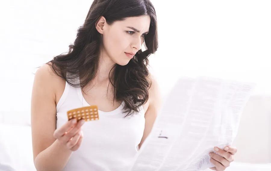 Mujer con píldoras anticonceptivas
