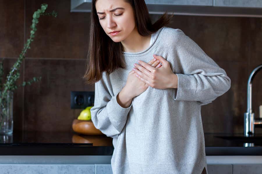 Olivenöl zur Herzinfarktprävention - Frau mit Herzbeschwerden
