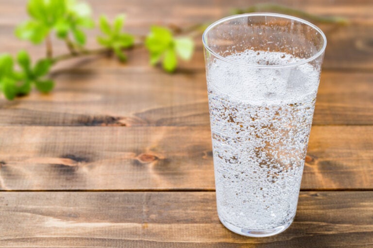 ¿Es bueno beber agua con gas todos los días?