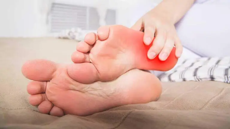 ¿Por qué siento que me queman los pies?